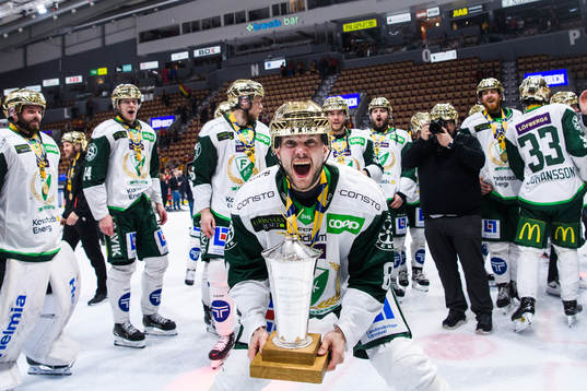 Färjestads Theodor Lennström jublar med LeMat