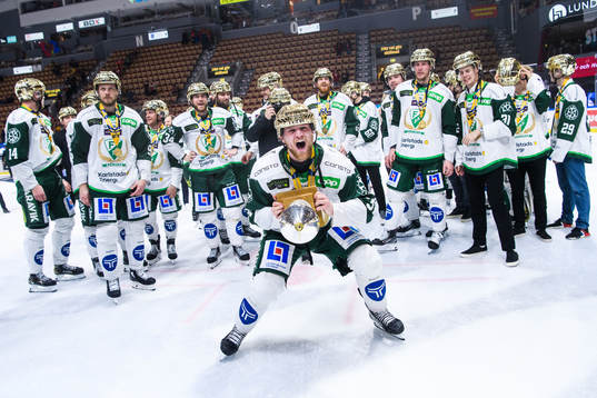 Färjestads Adam Ginning jublar med LeMat