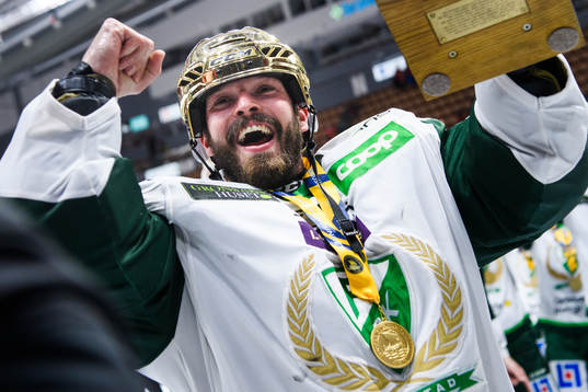 Färjestads målvakt Dominik Furch jublar med LeMat