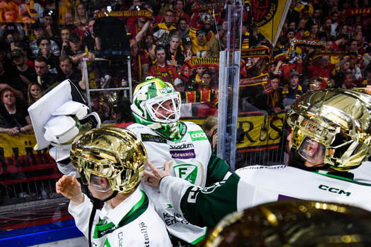 Färjestads målvakt Dominik Furch jublar