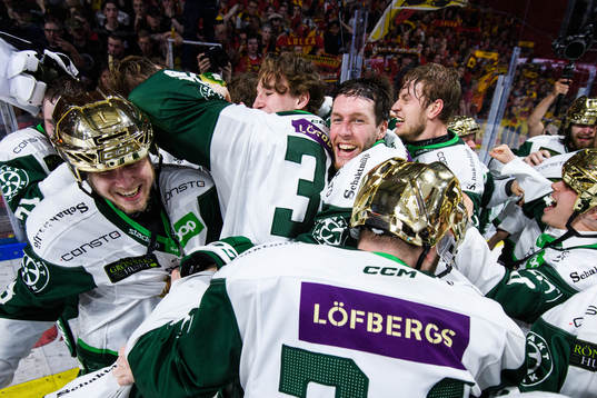 Färjestads Mattias Göransson jublar med lagkamrater