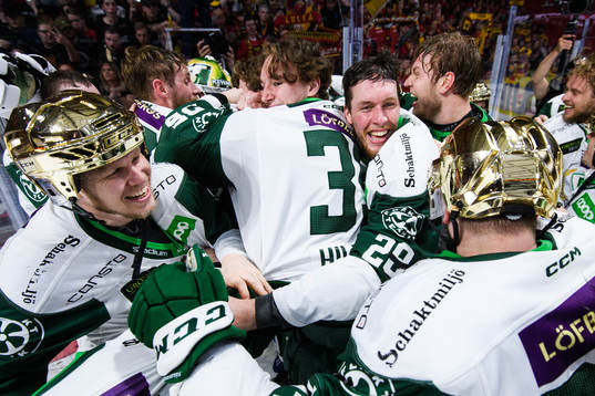 Färjestads Mattias Göransson jublar med lagkamrater