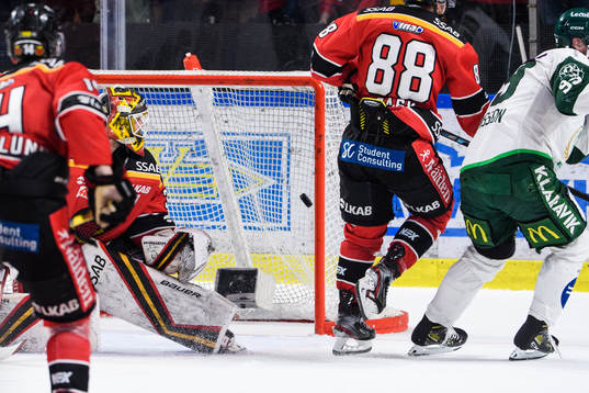 Färjestads Linus Johansson sätter 2-0 bakom Luleås