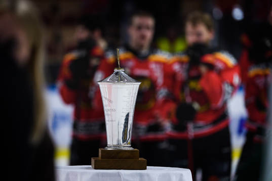 LeMat-pokalen med Luleå-spelare som deppar i bakgrunden