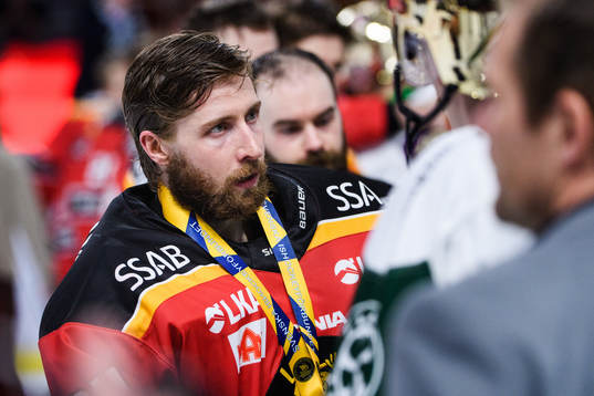 Luleås målvakt Joel Lassinantti tackar Färjestads spelare