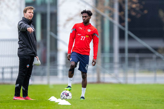 Fysioterapeut Marcus Linnér och Benjamin Acquah