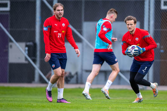 Charlie Weberg och målvakt Anders Lindegaard