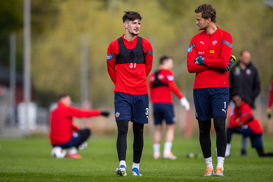 Armin Gigovic och målvakt Anders Lindegaard