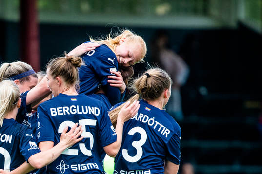 Rosengårds Sofie Bruun Bredgaard jublar med lagkamraterna