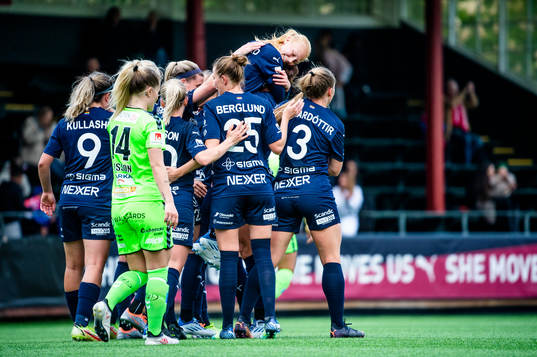 Rosengårds Sofie Bruun Bredgaard jublar med lagkamraterna