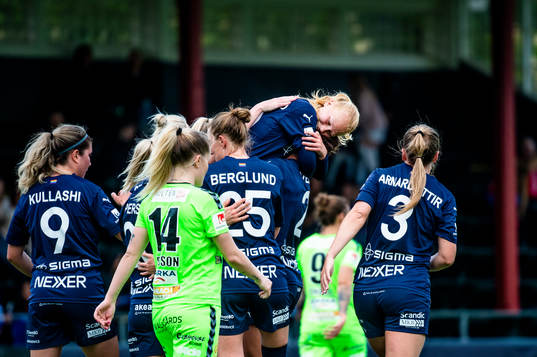 Rosengårds Sofie Bruun Bredgaard jublar med lagkamraterna