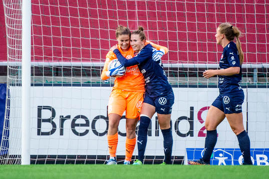 Rosengårds målvakt Teagan Micah kramar och Emma Berglund