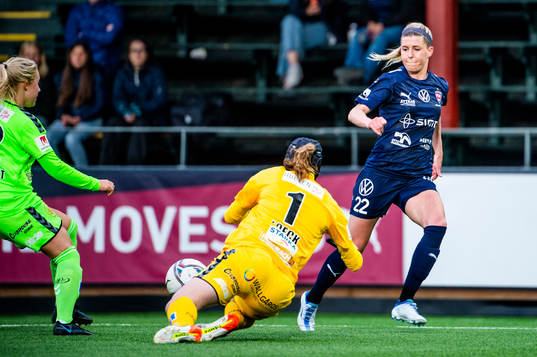 Rosengårds Olivia Schough mot Kristianstads målvakt