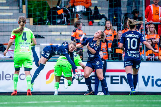 Kristianstads Evelyne Viens mot Rosengårds Emma Berglund