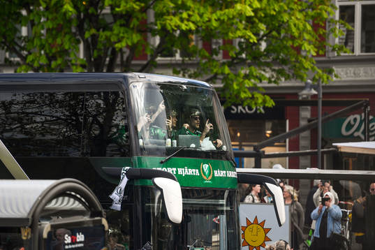 Färjestads spelare anländer i buss till guldfirandet för