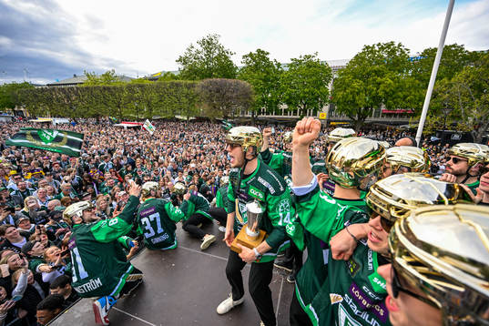 Färjestads Victor Ejdsell jublar med lagkamrater