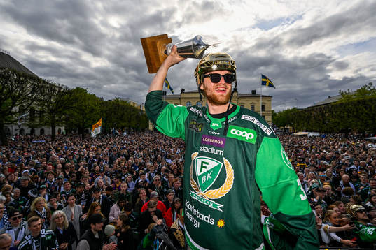 Färjestads Adam Ginning jublar