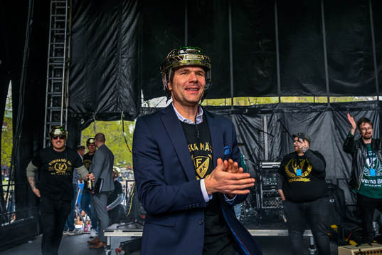 Färjestads tränare Tomas Mitell jublar