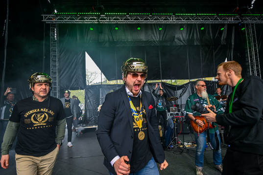 Färjestads målvaktstränare Maciej Szwoch jublar