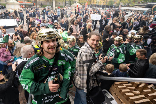 Färjestads Linus Johansson jublar