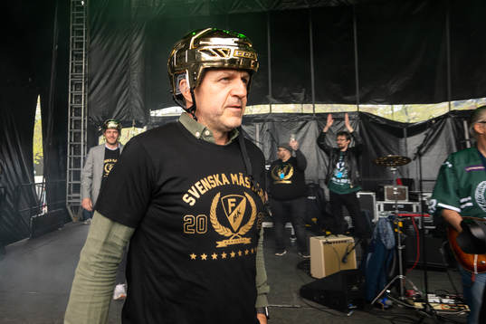 Färjestads assisterande tränare Thomas Rhodin  jublar