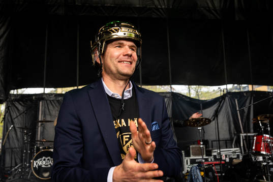 Färjestads tränare Tomas Mitell jublar