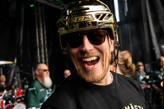 Färjestads materialförvaltare Arto Mäntymäki jublar