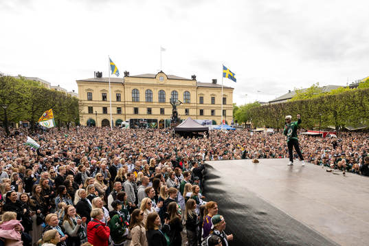 Färjestads Adam Ginning jublar