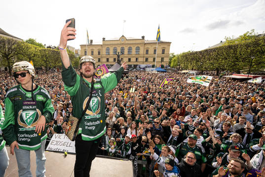 Färjestads Linus Johansson jublar