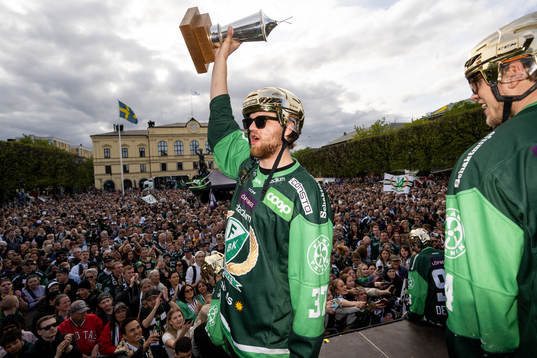 Färjestads Adam Ginning jublar