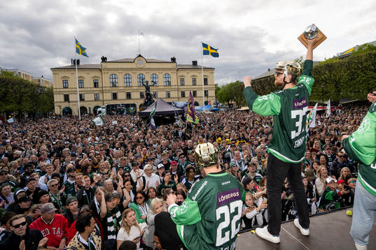 Färjestads Adam Ginning jublar