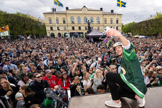 Färjestads Per Åslund jublar
