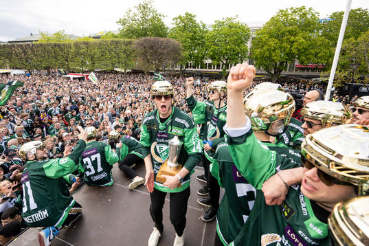 Färjestads Victor Ejdsell jublar