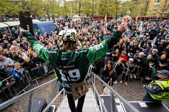 Färjestads Linus Johansson jublar