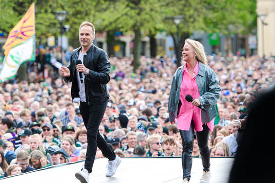 Da Buzz underhåller