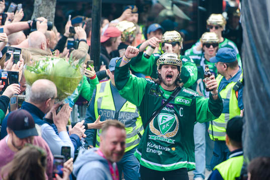 Färjestads Linus Johansson jublar