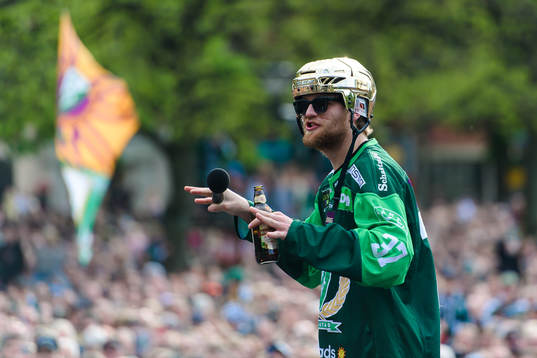 Färjestads Adam Ginning jublar