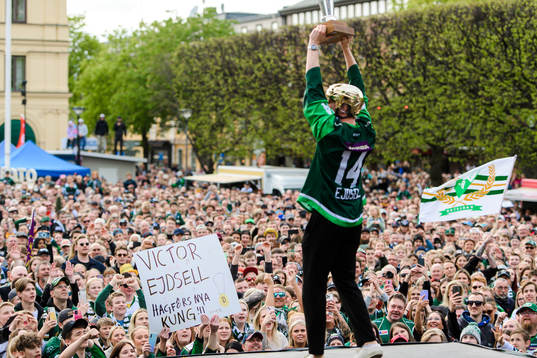 Färjestads Victor Ejdsell jublar