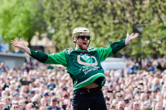 Färjestads Adam Ginning jublar