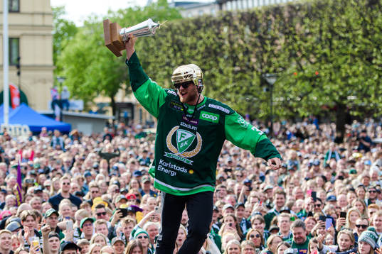 Färjestads Adam Ginning jublar