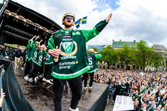 Färjestads Adam Ginning jublar