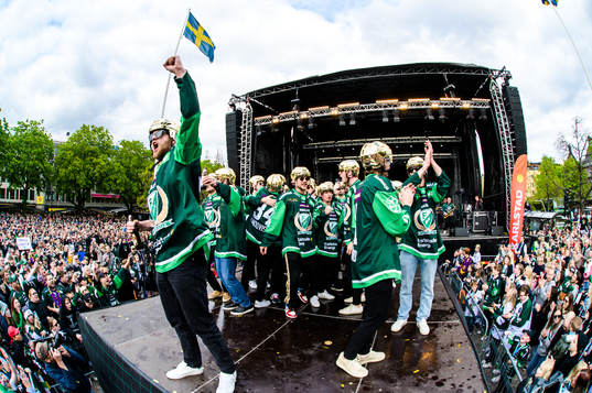 Färjestads Adam Ginning jublar