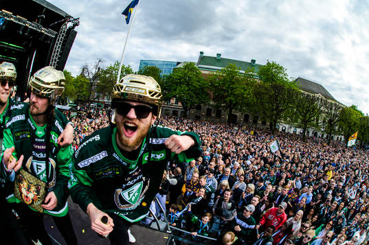Färjestads Adam Ginning jublar