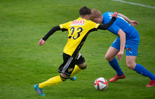IFK Hässleholms Armin Culum dribblar i matchen i div. 2