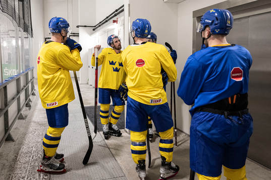 Erik Gustafsson with teammates wait for the elevator