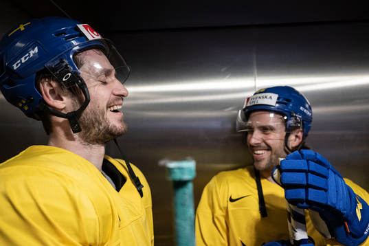 Oliver Ekman Larsson and Mathias Bromé in the elevator