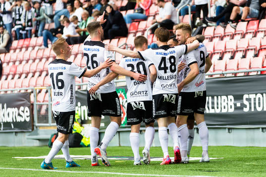 Örebros Erik Björndahl  (h) gör 1-0 och gratuleras av