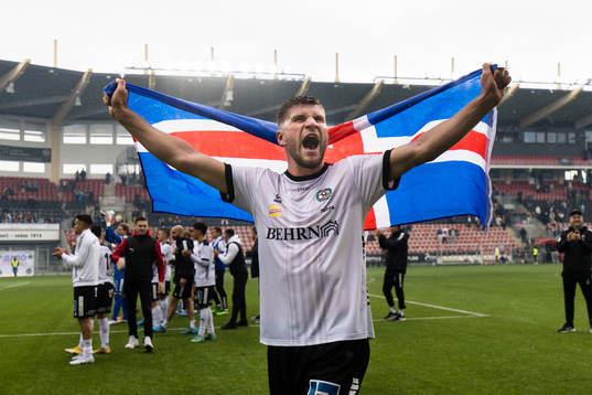 Örebros Axel Oskar Andrésson firar segern med en