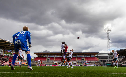 Örebros målvakt William Eskelinen följer spelet