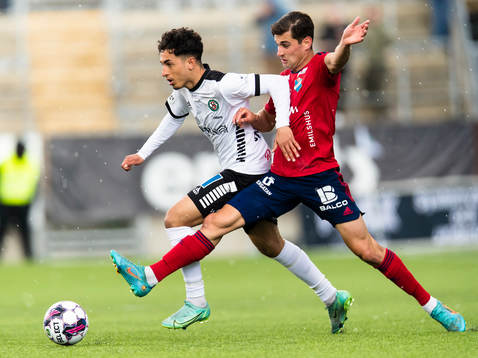 Örebros Elias Barsoum i kamp om bollen med Östers Ahmed